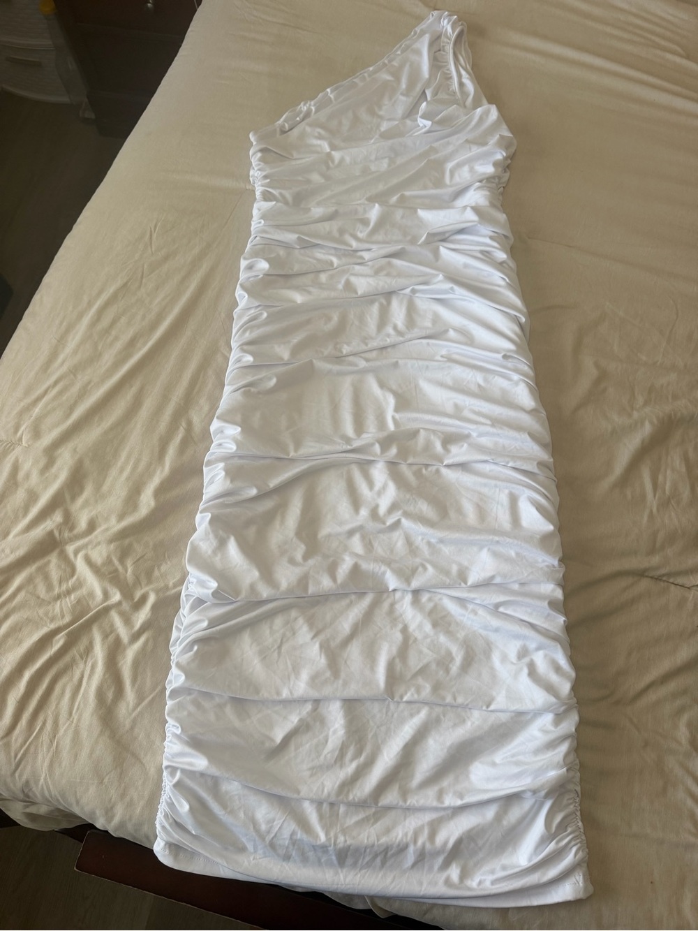 Whithe dress one shoulder